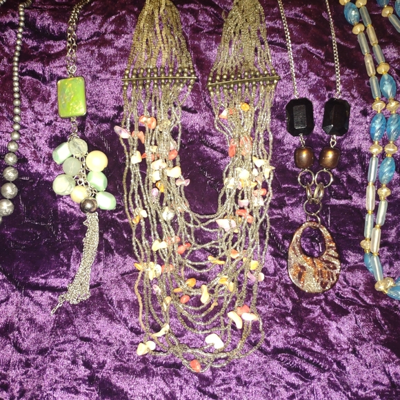 unbranded Jewelry - Lot of vintage/costume jewelry necklaces
